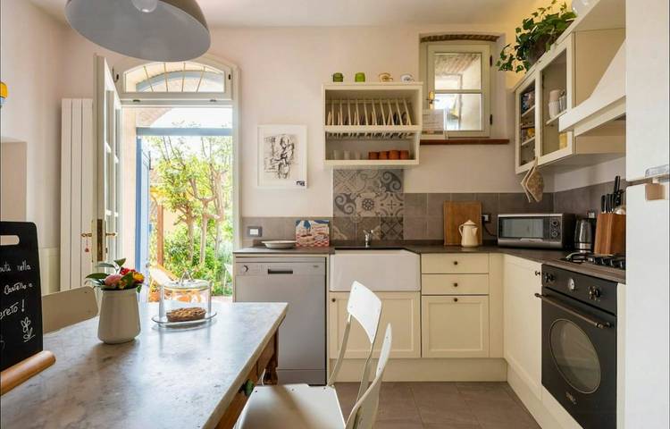 Casa vacanza per 5 persone, con giardino e terrazza, adatto a famiglie con bambini in Suvereto