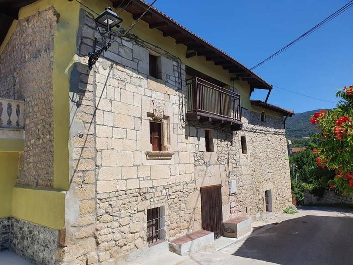 Casa de vacaciones para 17 personas, con jacuzzi y balcón en Las Merindades