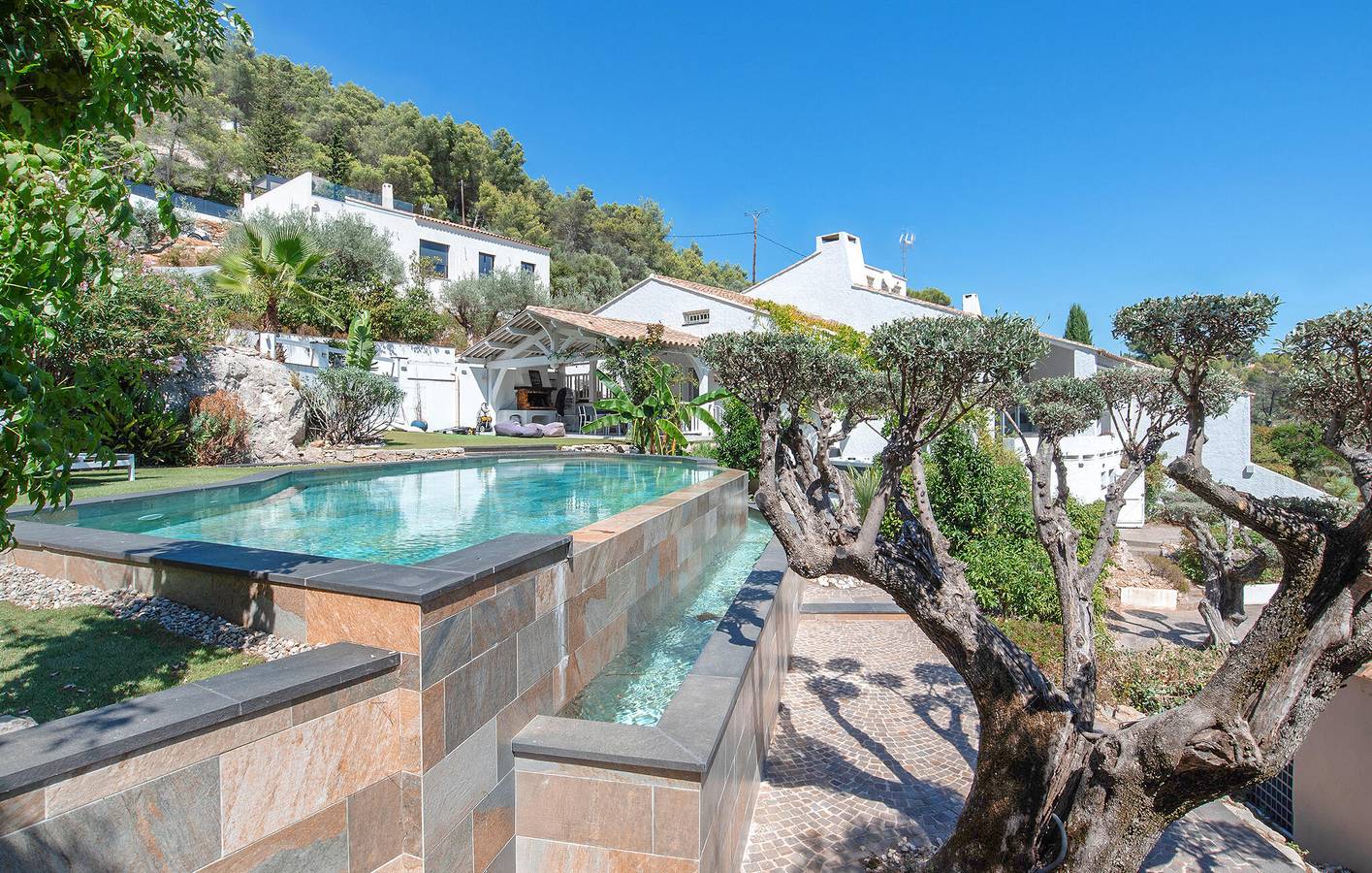 Cozy Apt with Pool, Terrace & WiFi near Solliès-Pont in Solliès-Ville, Toulon region