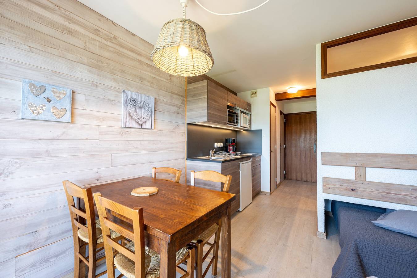 Entire studio, Studio Apartment '14 - Charvin' with Mountain View, Shared Garden and Wi-Fi in Cohennoz, Albertville region