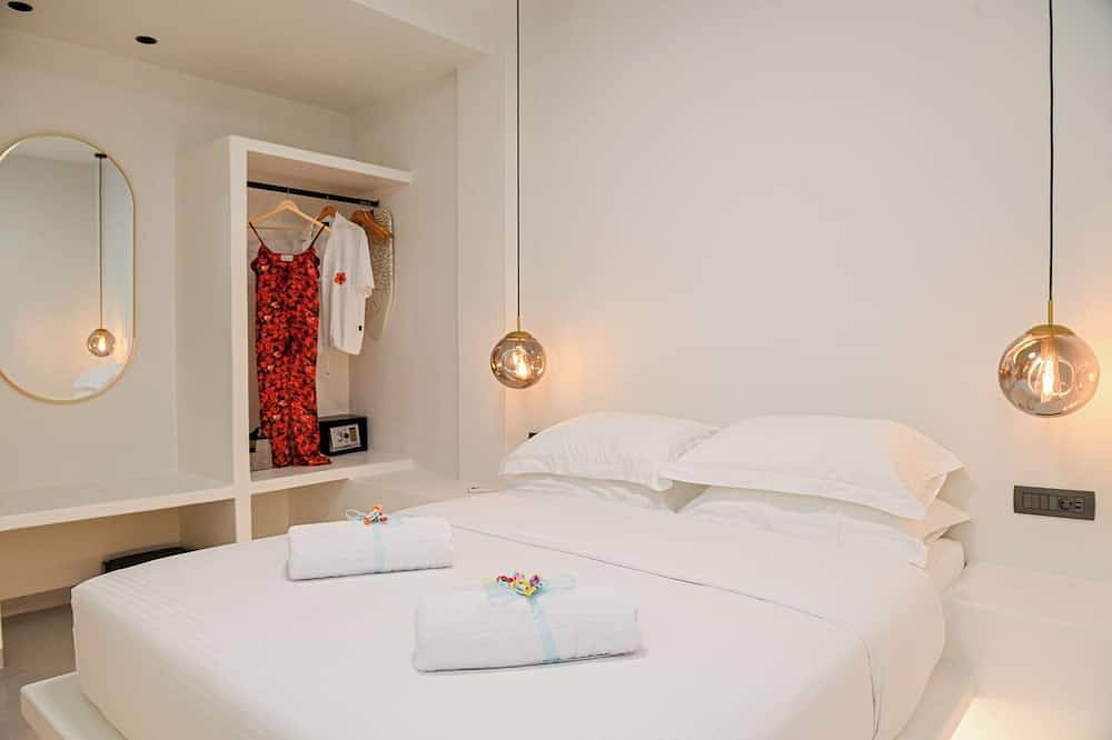 Entire apartment, Omnia Suite located in Fira Capital of Santorini and very close to the caldera. in Thera, Santorini