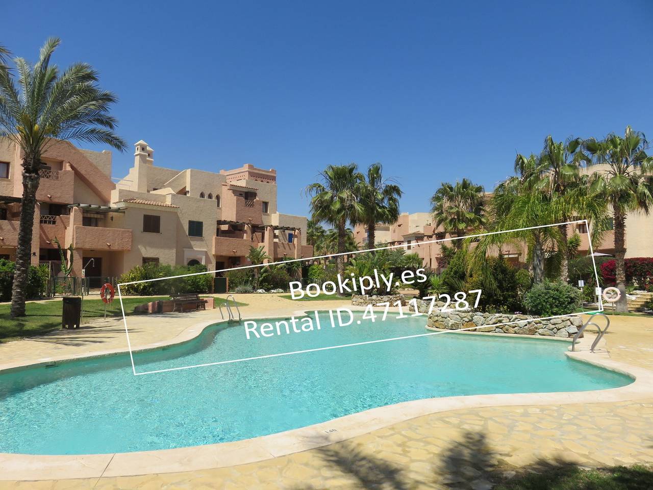 Entire apartment, 'Kasbah del Puerto Rey Precioso Bajó' with Pool, Wi-Fi & Garden in Playas de Vera, Vera