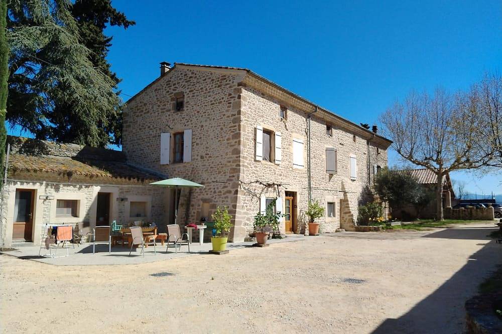 Le Mas Gorce, vallée de la Drôme, Terrasse spacieuse, cour, parkings, garage. in Chabrillan, Région de Die
