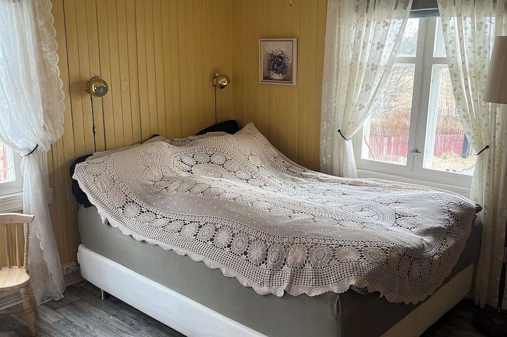 Veslestua, located on a cozy farmstead by Lake Rødenessjøen in Marker