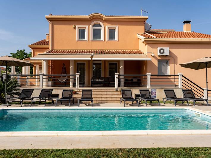 Ferienhaus für 11 Personen, mit Pool und Terrasse sowie Garten in Pula