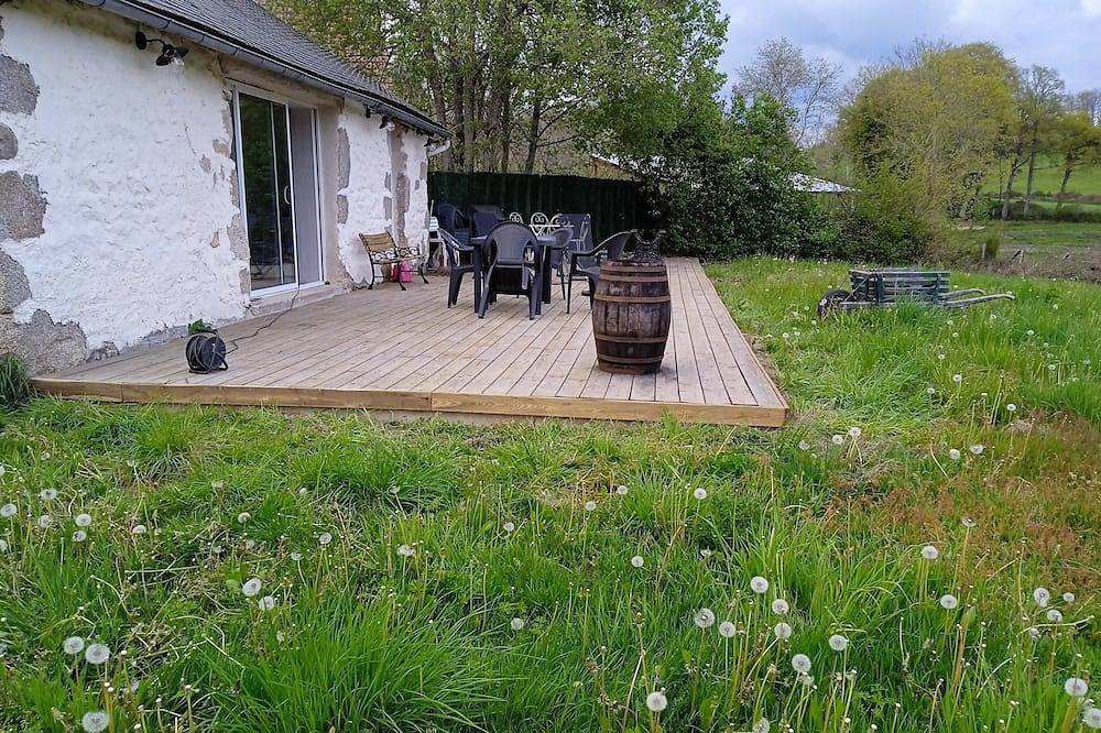 Au calme, très agréable maison familiale proche du superbe étang de Chancelade in Charensat, Puy-de-Dôme