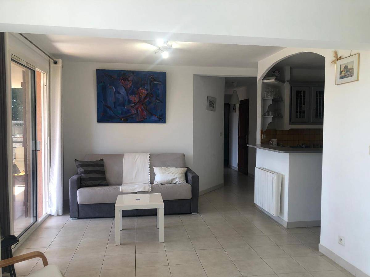 Appartement entier, Appartement 60m2 - 2 Chambres à une minute des plages, parking privé in Sausset-les-Pins, Côte méditerranéenne (France)
