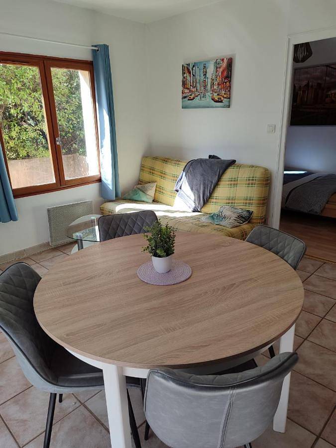Appartement entier, One-Bedroom Apartment in Cuers, Côte méditerranéenne (France)