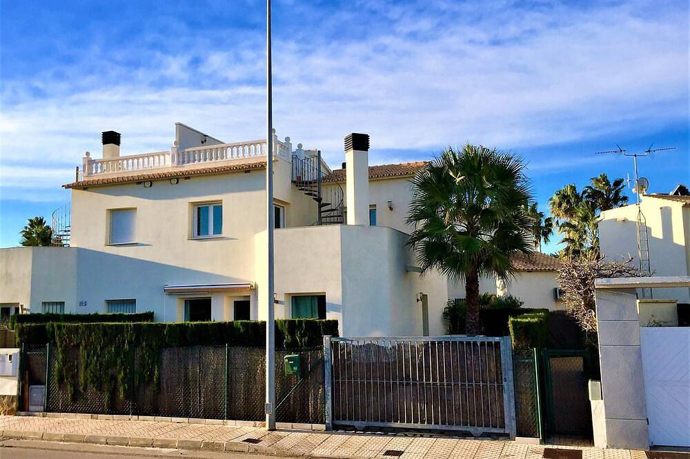 Villa de vacaciones en Oliva Nova a 100 metros de la playa, terraza en la azotea in Oliva, Costa Blanca