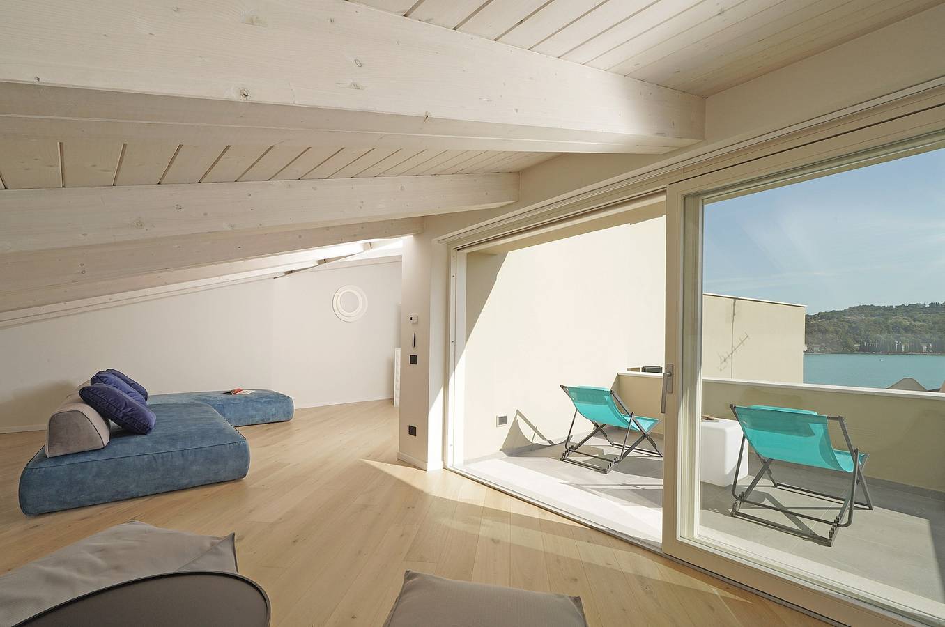 Entire apartment, Apartment 'Flat 6' with Lake View, Wi-Fi, Air Conditioning with private jacuzzi in Salò, Garda Mountains