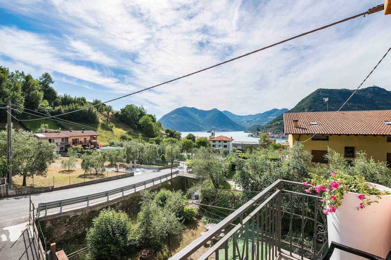Ganze Wohnung, Ferienwohnung mit Seeblick, Pool, Wlan & Terrasse in Sulzano, Catena Bresciana Occidentale