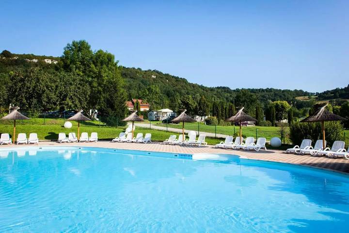 Wohnwagen für 4 Personen, mit Terrasse und Pool in Franche-Comté