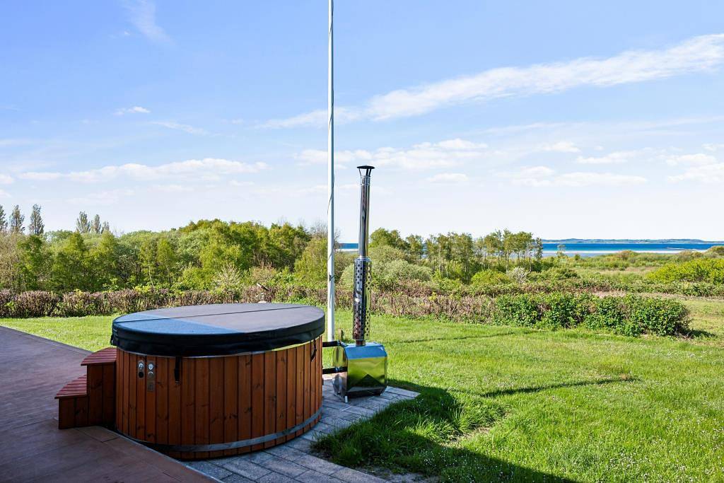Ferienhaus mit herrlichem Ausblick auf die Landschaft bei Øer und der Øer Maritime Ferienstadt in Øerne, Ebeltoft