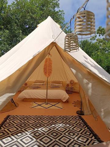 Tente pour 2 personnes, avec terrasse et jardin, animaux acceptés dans Allier