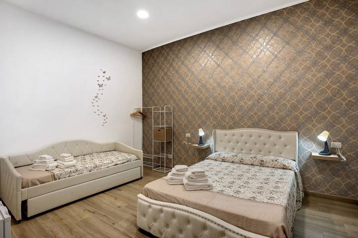 B&B Int'O'Vico – Premium Double Room 29 with Balcony, Wi-Fi & Air Conditioning in Naples, Naples Province