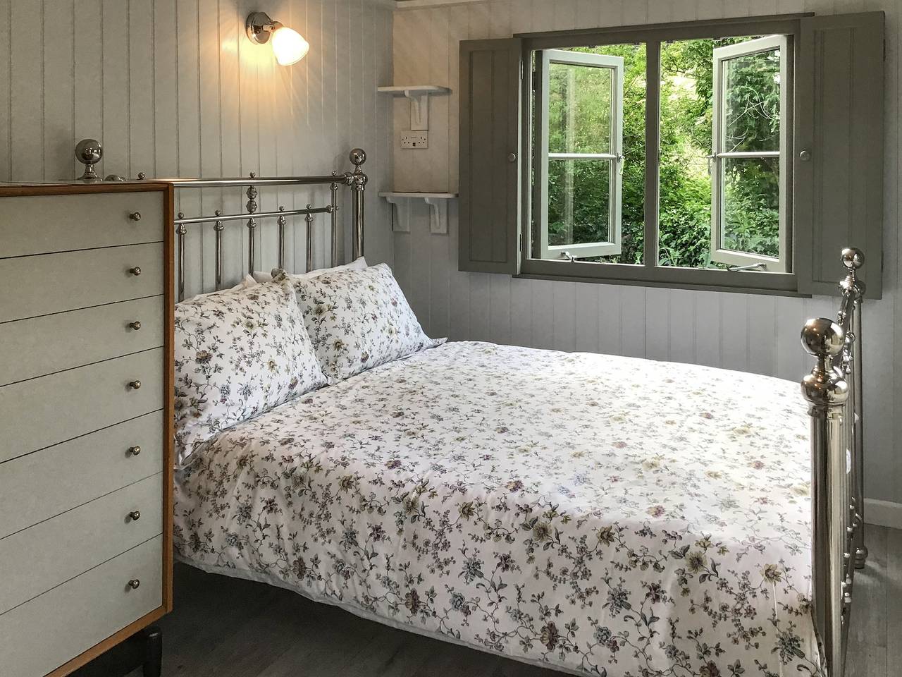 Fig Tree Shepherds Hut in Bridport, Dorset