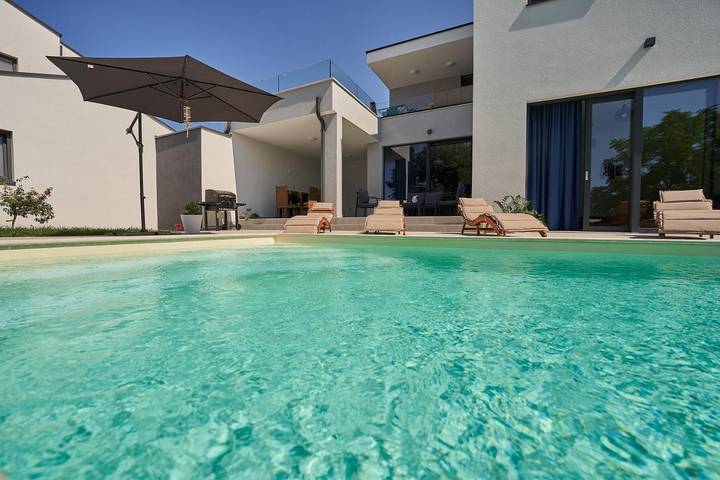 Villa pour 6 personnes, avec vue ainsi que jardin et piscine à Poreč