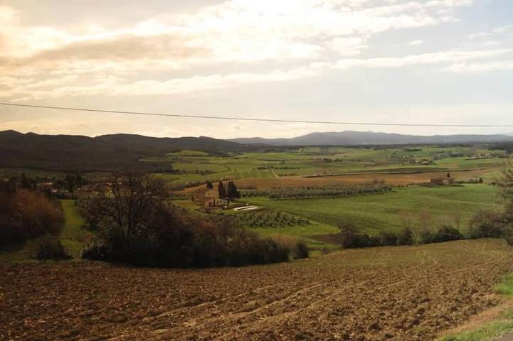 Agriturismo per 6 persone, con balcone e piscina nonché giardino, con animali domestici in Casale Marittimo