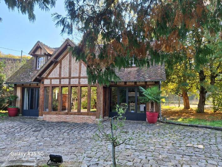 Gîte pour 7 personnes, avec vue ainsi que jardin et piscine, animaux acceptés à Verlin