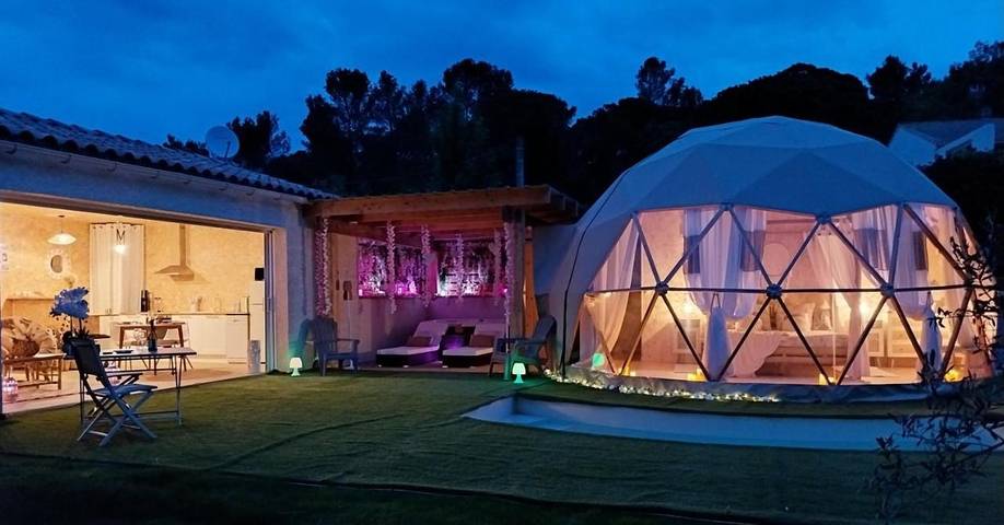 Tente pour 2 personnes, avec Jacuzzi et Terrasse ainsi que Jardin et Piscine