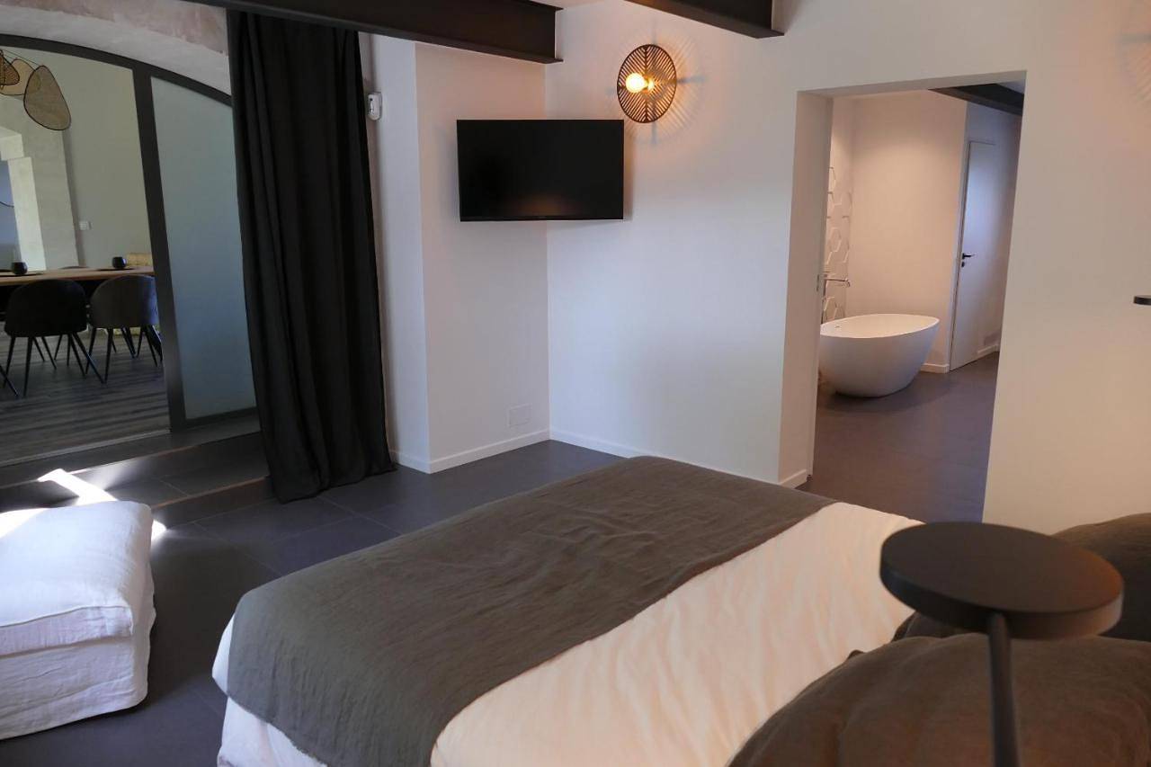 Double Room with Pool View in Noves, Région d'Arles
