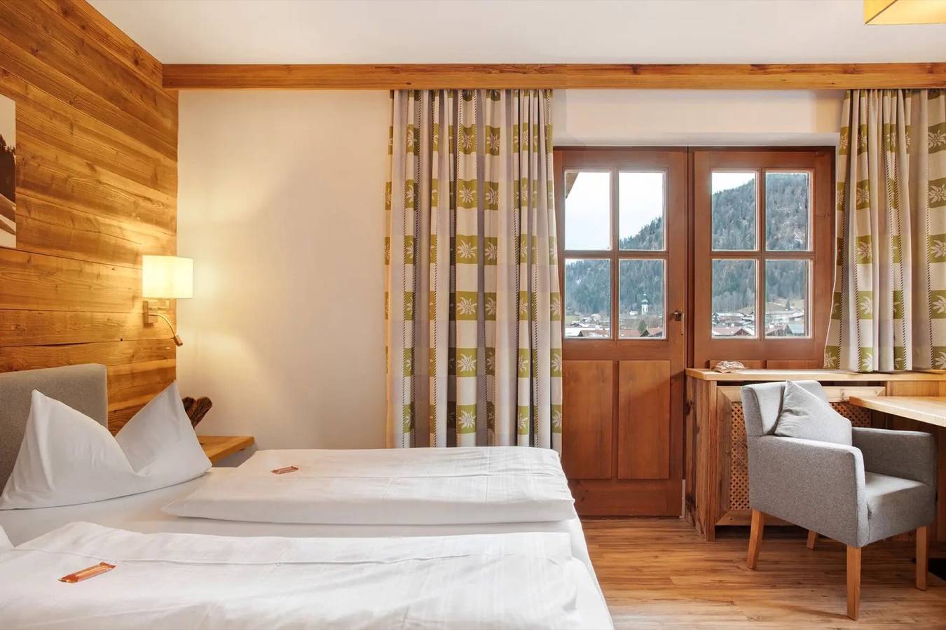 Ganzes Studio, Studio 'Gästehaus Panorama - Appartement 5' mit Bergblick, privater Balkon und geteilter Sauna in Reit im Winkl, Bayerische Alpen