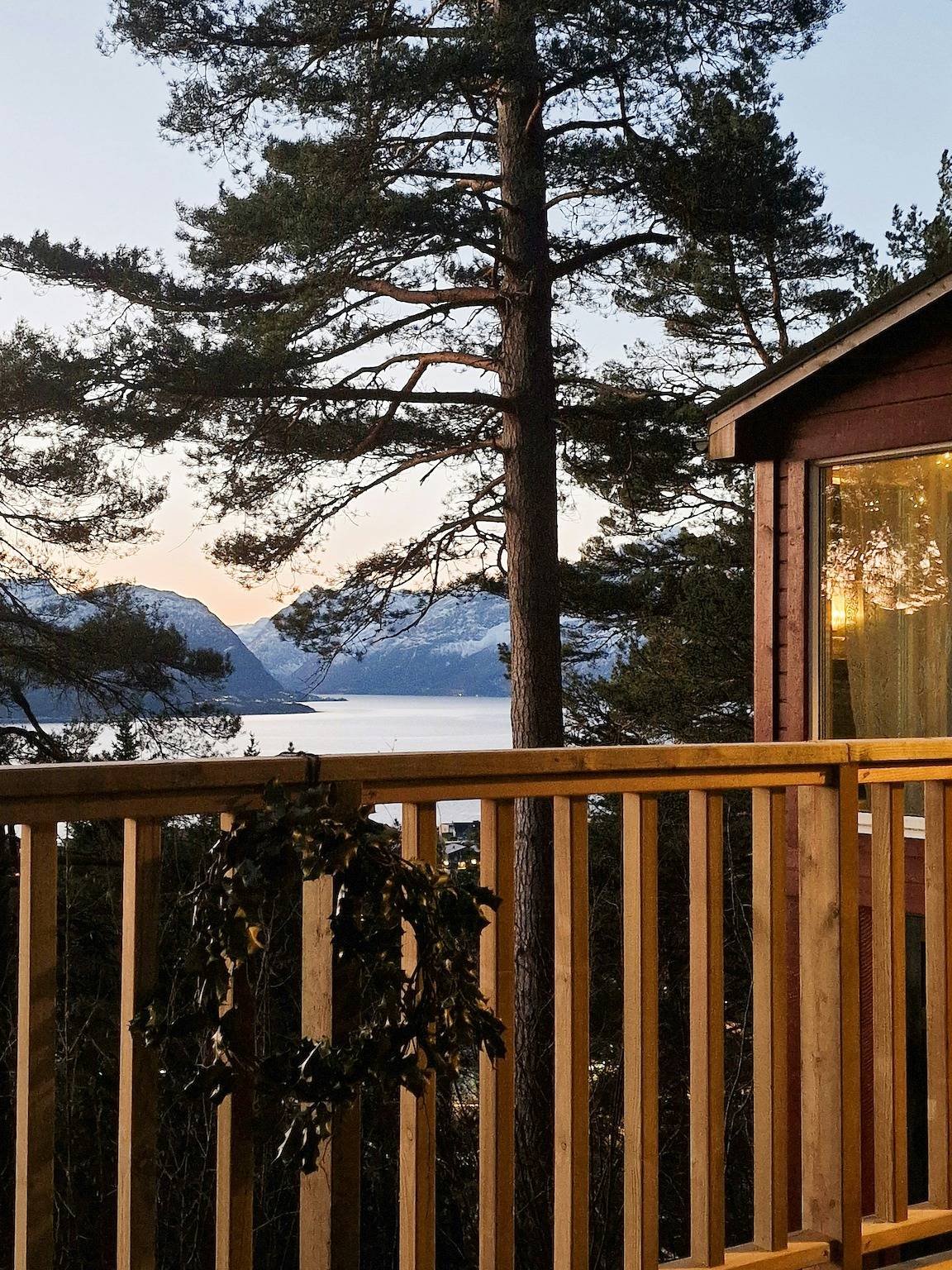 Offgrid-hytte med fjordutsikt ved Emblemsanden in Ålesund 