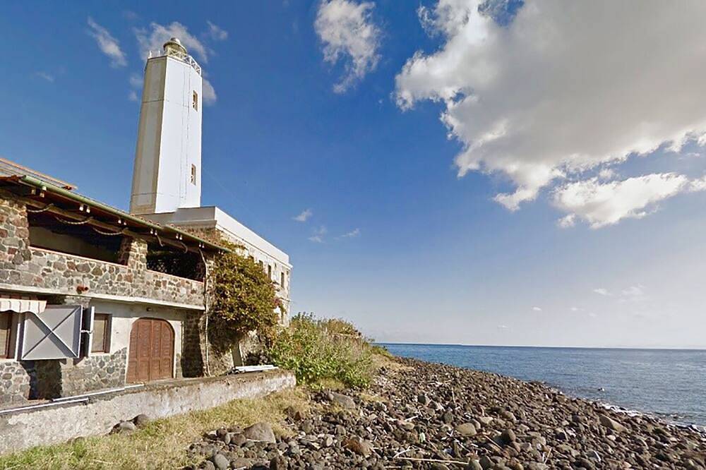 La Casa del Faro in Spiaggia dell'Asino, Vulcano