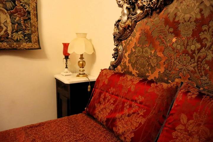 Entire apartment, Room 'Palazzo Degli Angeli Queen' with Wi-Fi and Air Conditioning in Fivizzano, Massa-Carrara