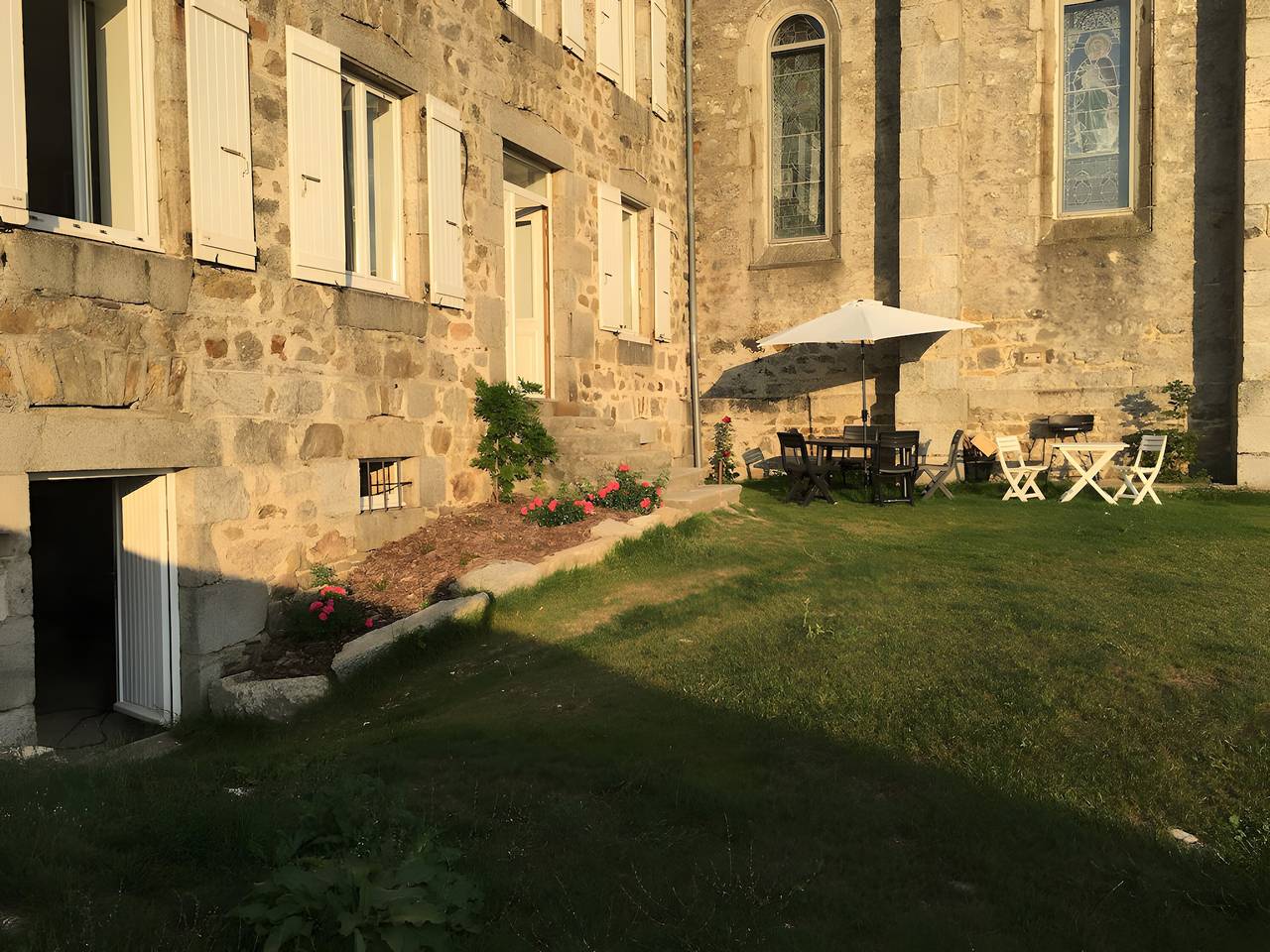 Maison 'Lilas Rose' 300m², 12 p, jardin privé et barbecue in Le Mas-de-Tence, Haute-Loire