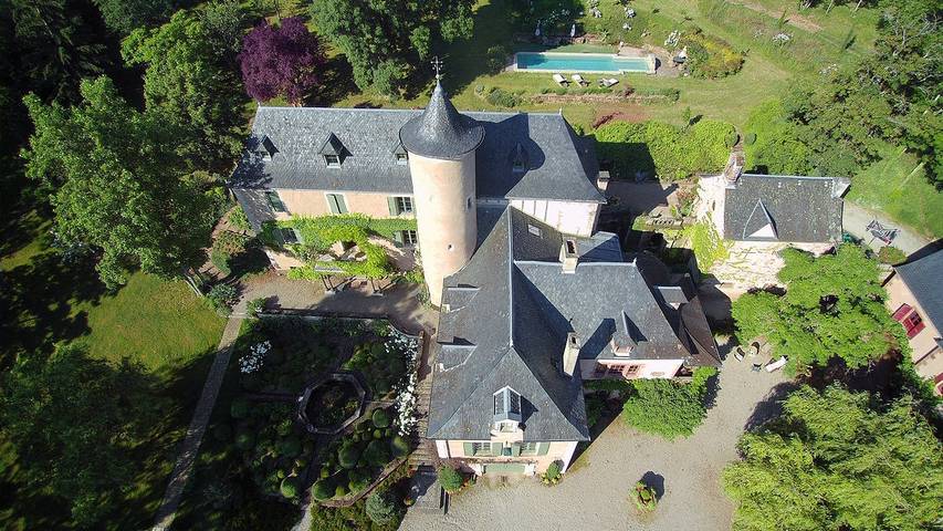 Gîte pour 7 personnes, avec jardin ainsi que piscine et terrasse, animaux acceptés
