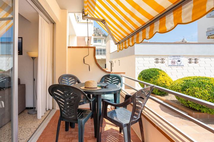 Apartamento entero, Apartamento 'Omega 7' con piscina compartida, jardín compartido y aire acondicionado in L' Estartit, Estartit