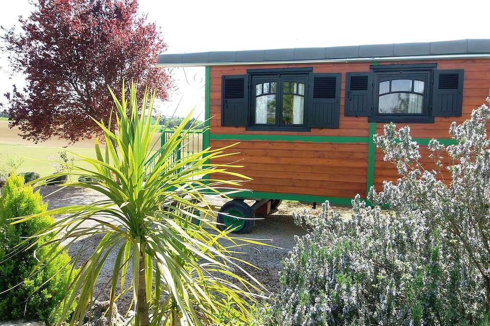 An unusual night in a gypsy caravan, with hotel services in the middle of nature. in Pauilhac, Gers