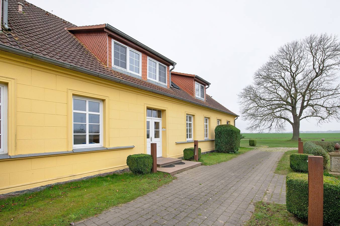 Ganze Wohnung, Ferienwohnung 'Gut Rattelvitz - Parterre Mitte' mit Meerblick, privater Terrasse und Wlan in Gingst, Rügen
