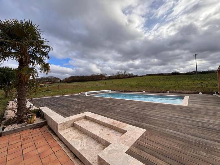 Location de vacances pour 12 personnes, avec piscine et balcon ainsi que vue et jardin dans Lias