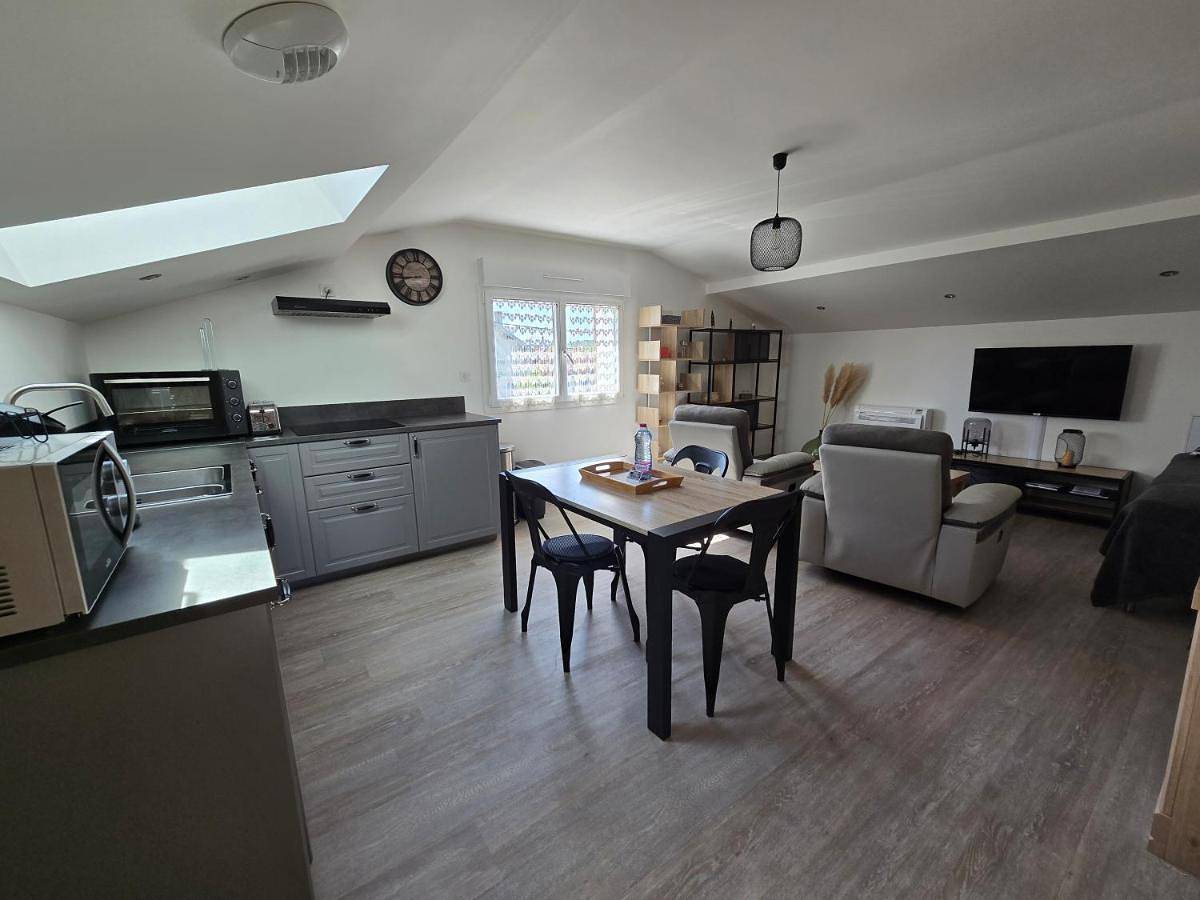 Appartement entier, One-Bedroom Apartment in Contrexéville, Neufchâteau