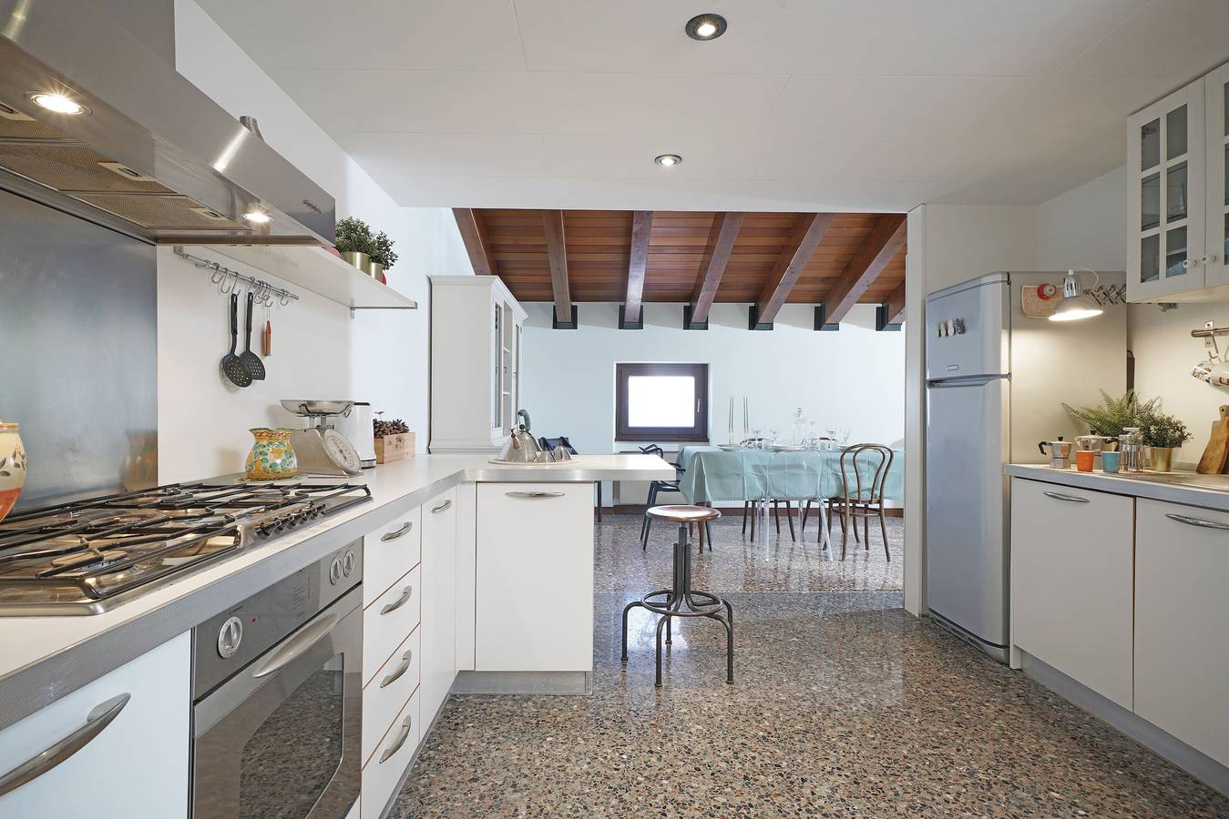 Entire apartment, Peschieraloft in Peschiera del Garda, Garda Mountains