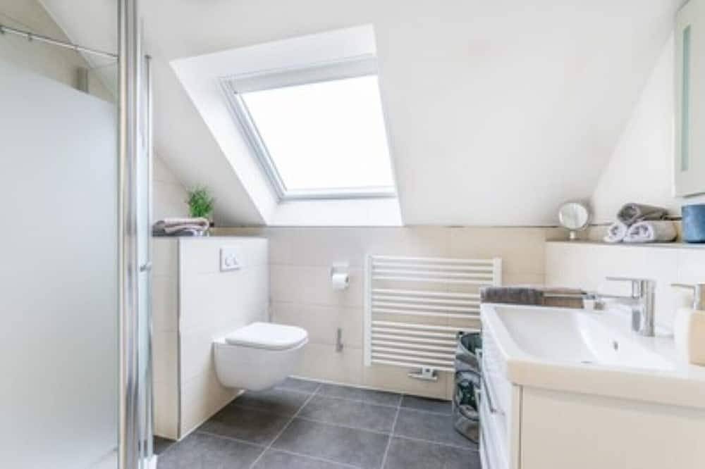 Ganze Wohnung, Fewo Panoramablick Dg 90 m² in Laacher See, Nickenich