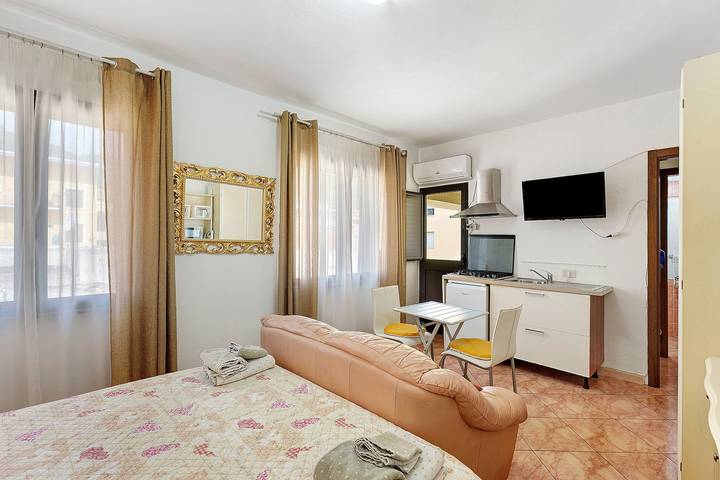Monolocale intero, Appartamento 'Monolocale Yellow' con balcone, Wi-Fi e aria condizionata in Siniscola, Provincia di Nuoro