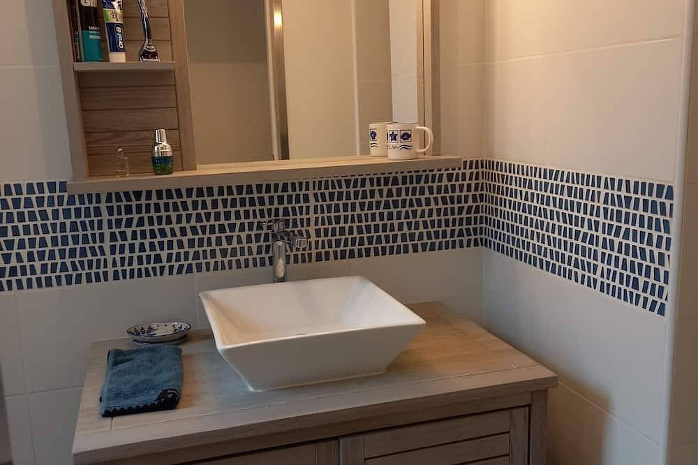 At the nest in the center of Saintes. in Saintes, Région de Saintes