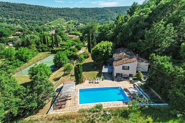 Gîte pour 10 personnes, avec piscine à Salernes