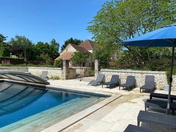 Gîte pour 10 personnes, avec jacuzzi ainsi que piscine et jardin, adapté aux familles dans Ports Sur Vienne