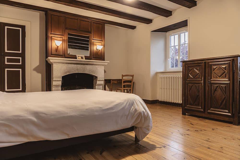 Grand gîte familial dans maison de maître pour 10 personnes au parc des loups in Loups du Gevaudan, Saint-Léger-de-Peyre