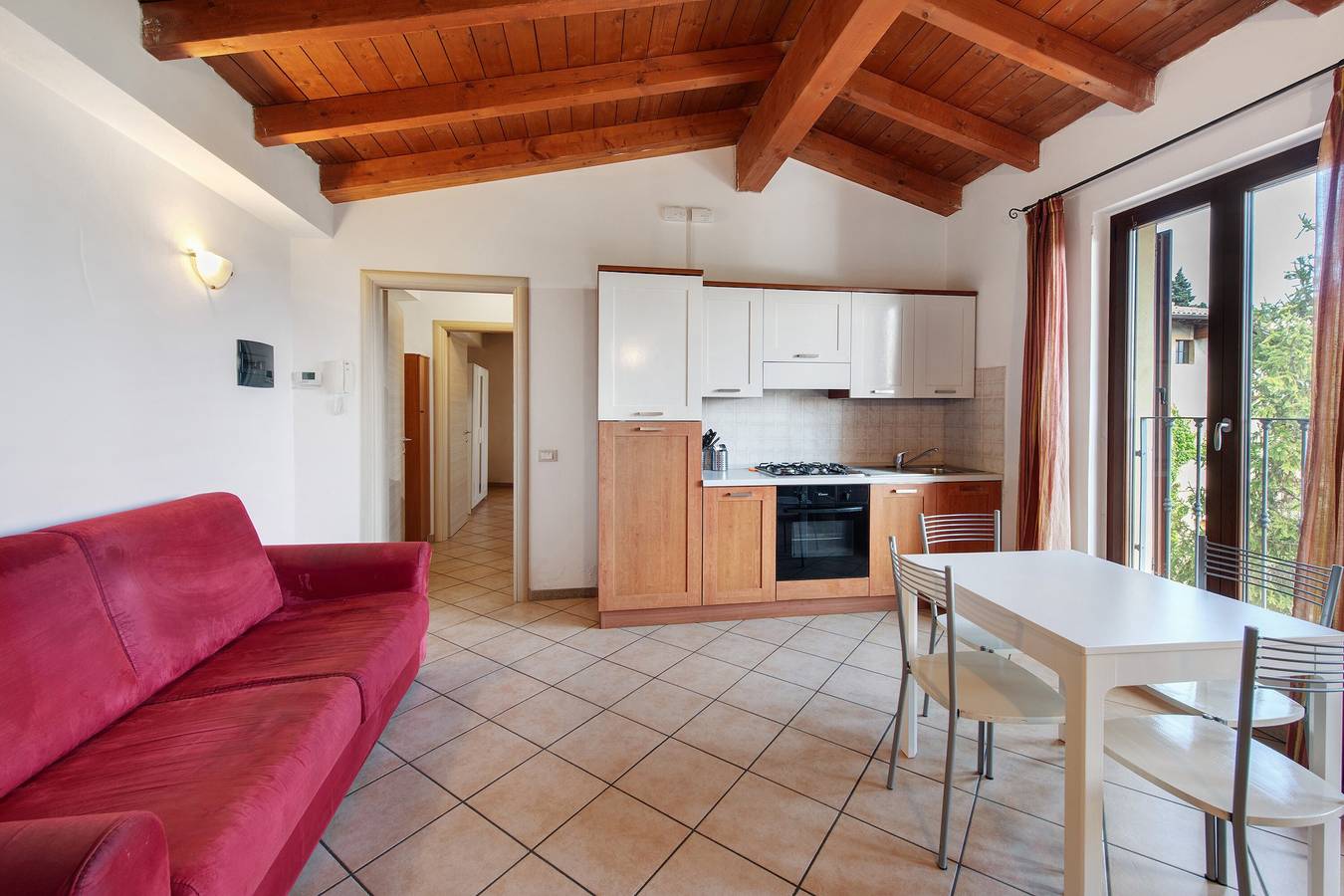 Appartamento intero, Appartamento Borgo con vista montagna, Wi-Fi e aria condizionata in San Felice del Benaco, Prealpi Gardesane