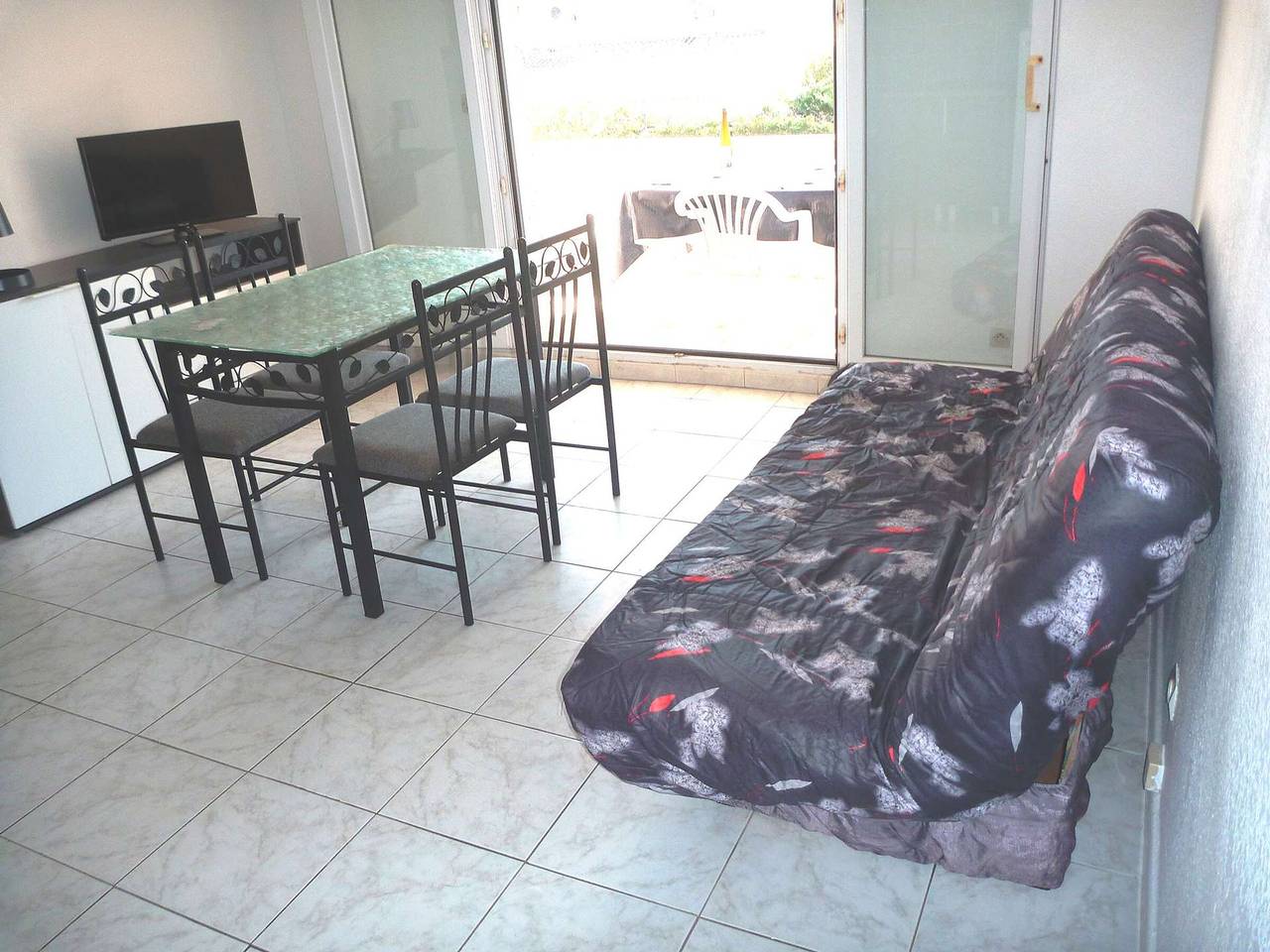 Entire apartment, Bright Apartment with A/C, Terrace, Parking, and Internet Available in Marseillan, Côte d'Améthyste
