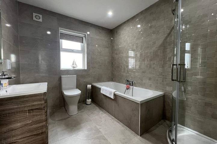 Strandblick-Modern-Ferienhaus-Eigenes Badezimmer-House-1 in Grafschaft Down