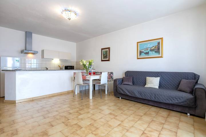 Appartamento intero, Casa vacanze "Patrizia" con aria condizionata, balcone e giardino in La Ciaccia, Valledoria