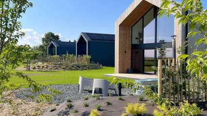 Gîte pour 2 personnes, avec piscine et jardin dans Grandhan