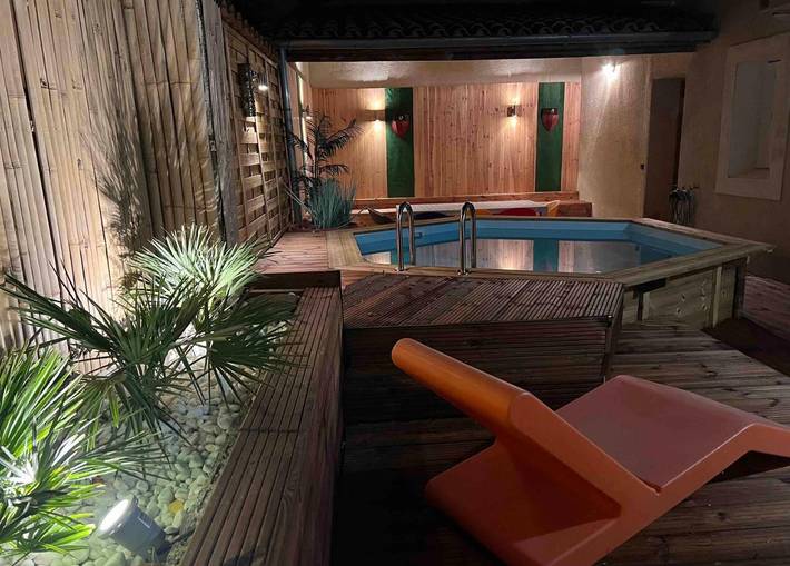 Location de vacances pour 8 personnes, avec Terrasse ainsi que Jardin et Piscine à Vinassan