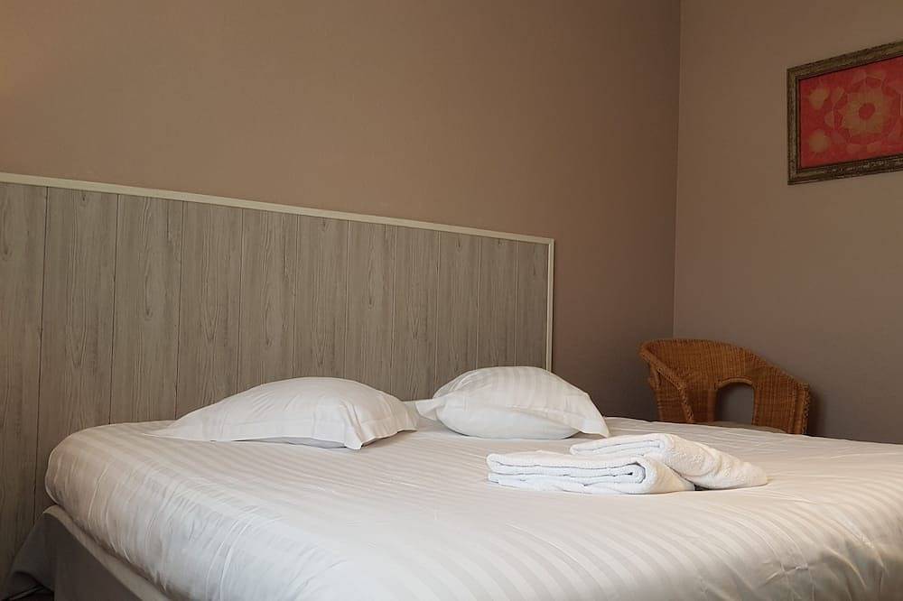 Entire apartment, Furnished apartment with all mod cons in a detached house with a garden in Bagnoles-de-l'Orne, Parc naturel régional Normandie-Maine